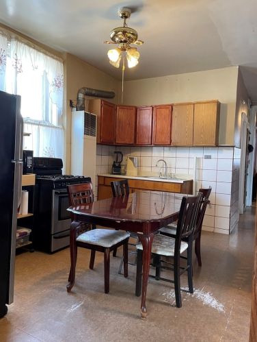 2420 Sawyer Ave, Chicago IL 60647-2541 exterior