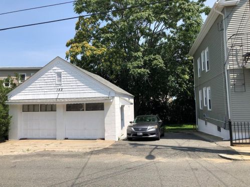 149 Veazie St, Providence, RI 02908-2441