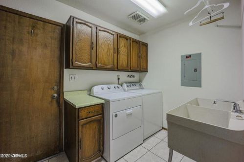 4225 Country Gables Dr, Phoenix AZ  85053-4561 exterior