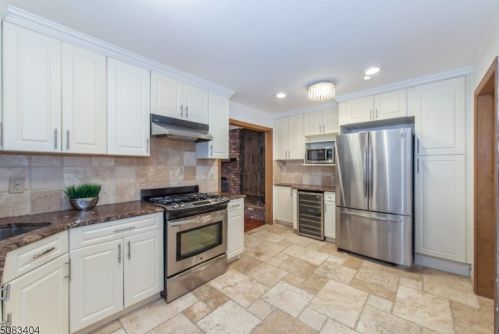 51 Elmwood Dr, Livingston NJ  07039-2231 exterior