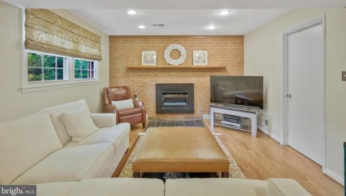 2105 Rampart Dr, Alexandria VA 22308-1537 exterior