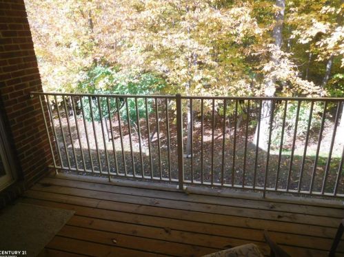 1688 Deepwood Cir, Rochester MI 48307-6098 exterior