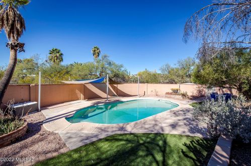 1424 Chapala Dr, Tucson AZ  85704-2037 exterior