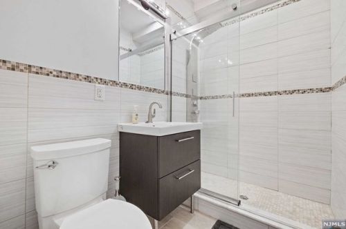 24 Casta Ln, Edgewater NJ 07020-1504 exterior