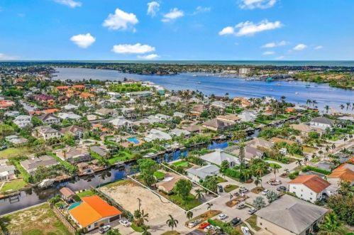 1566 Curlew Ave, Naples, FL 34102-3405