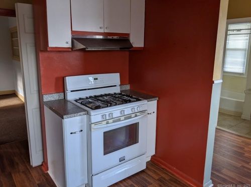 9 Mohawk Ave, Derby CT 06418-1330 exterior