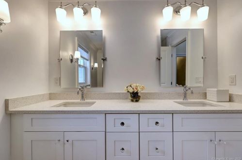 5 Weatherbell Dr, Norwalk CT 06851-1411 exterior