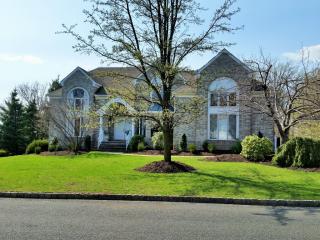 122 Briarwood Dr, Warren, NJ 07059-6784