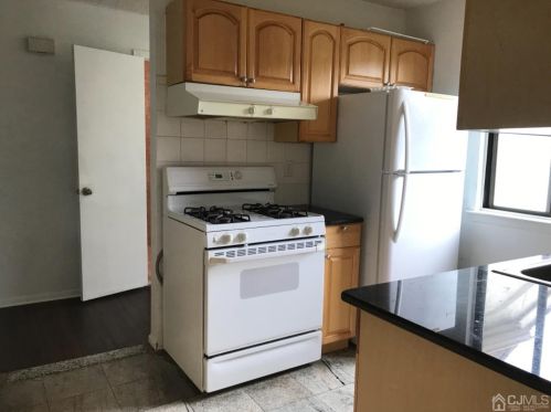 10 Park Gate Dr, Edison NJ 08820-4025 exterior