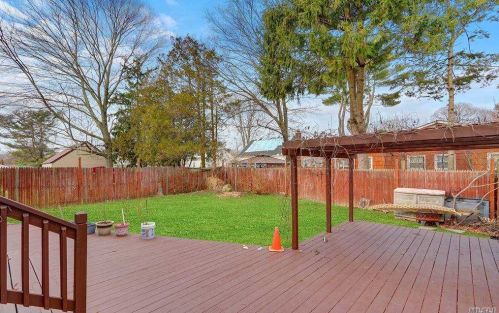 24 Vondran St, Huntington Station NY 11746-2548 exterior