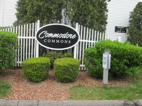 10 Commodore Cmns, Derby CT 06418-2148 exterior