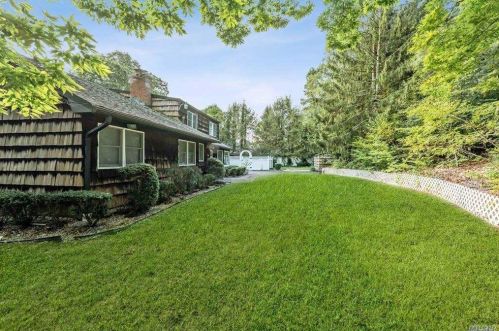 19 Tree Hollow Ln, Huntington Station NY  11746-6315 exterior