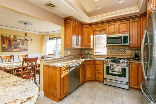 34 Heatherfield Rd, Valley Stream NY  11581-2314 exterior