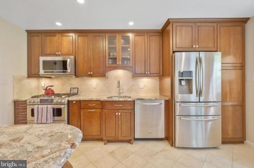 2105 Rampart Dr, Alexandria VA 22308-1537 exterior