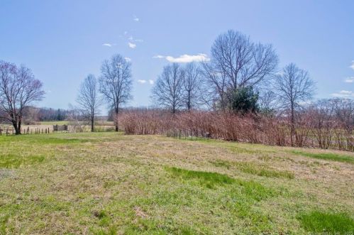 82 Mullen Rd, Enfield CT 06082-6033 exterior