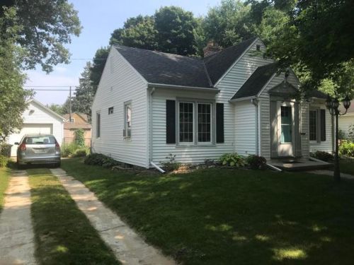 827 12th St, Manitowoc, WI 54220-3204