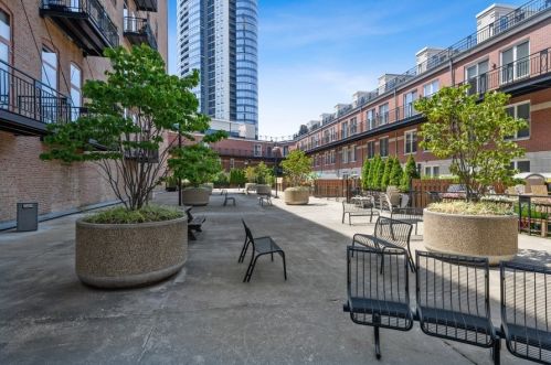 360 Illinois St, Chicago IL  60654-3658 exterior