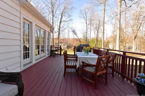 668 Ridgebury Rd, Ridgefield CT 06877-1117 exterior