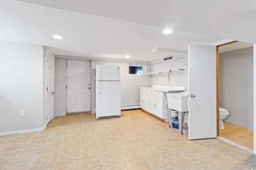 34 Guilford Park Dr, Babylon NY 11704-7928 exterior