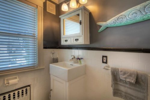 262 Gibbs Ave, Middletown RI 02840-2239 exterior