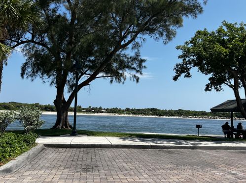 652 Hernando St, Fort Pierce FL 34949-3247 exterior