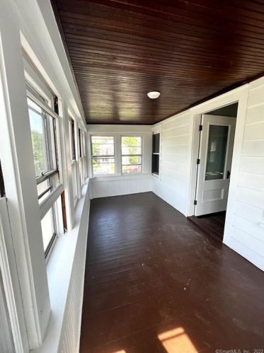 8 Mtn Vw Ave, Enfield CT 06082-3640 exterior