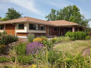 3010 Harris St, Eugene OR  97405-4225 exterior