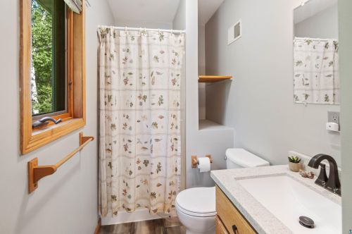 5493 Old Hwy 61, Duluth MN 55810-2116 exterior