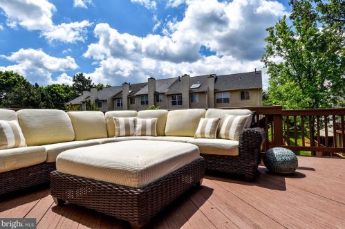 7458 Gadsby Sq, Alexandria VA 22315-5288 exterior