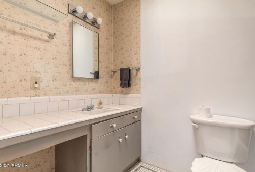 2902 Desert Cv Ave, Phoenix AZ 85028-3430 exterior