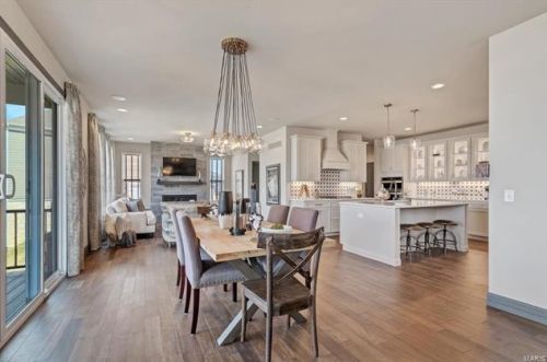 1305 Fawnvalley Dr, Saint Louis MO 63131-4221 exterior