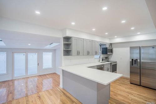 423 Morris Dr, Valley Stream, NY 11580-1431