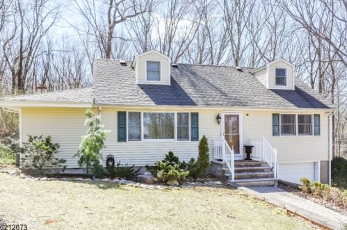 19 Walnut Ln, Kinnelon, NJ 07405-2025