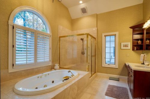 59 Farmington Rdg Dr, Farmington CT 06032-2456 exterior