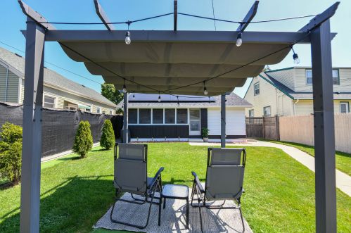 4135 1 Pl, Milwaukee WI 53207-4311 exterior