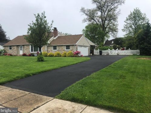 2084 Williamsburg Rd, Huntingdon Valley PA  19006-6757 exterior