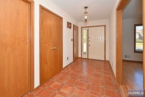 80 Storms Dr, Mahwah, NJ 07430-3165