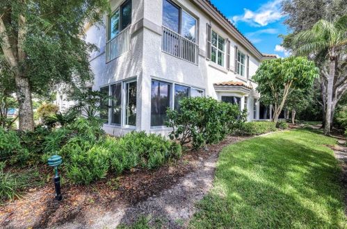 217 Colonade Cir, Naples FL 34103-8724 exterior