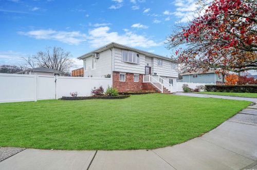 74 Dean St, Babylon, NY 11703-4104