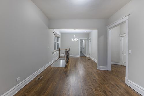 1042 Marquette Rd, Chicago, IL 60637-4318