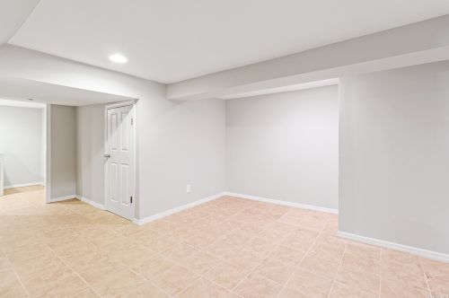 34 Guilford Park Dr, Babylon NY 11704-7928 exterior