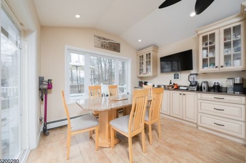 22 Woodside Rd, Springfield, NJ 07081-2701