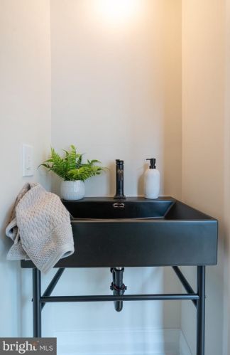 516 21 St, Philadelphia PA 19130-1401 exterior