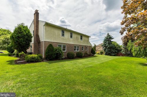 271 Lamplighter Ln, Huntingdon Valley PA 19006-3033 exterior