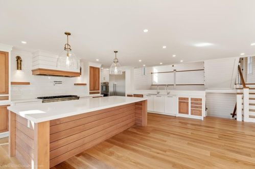 166 Ruggles Ave, Middletown RI 02840-4351 exterior