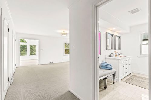 7705 Lake Dr, Milwaukee WI  53217-2910 exterior