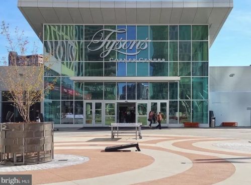 7855 Enola St, Mc Lean, VA 22102-7803