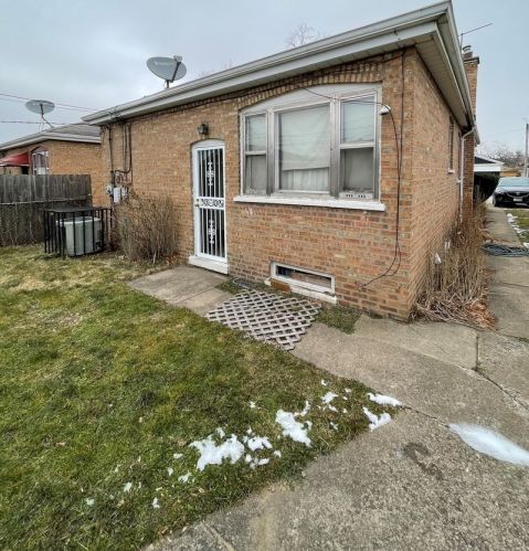 12744 Loomis St, Chicago, IL 60827-6416