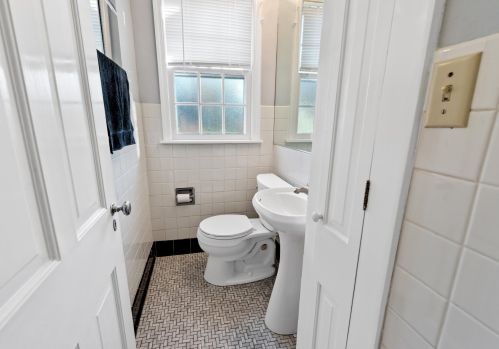 6924 Yates Rd, Milwaukee WI 53217-3948 exterior