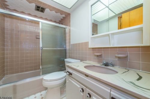 29 Westminster Ter, Town Center NJ 07052-2735 exterior